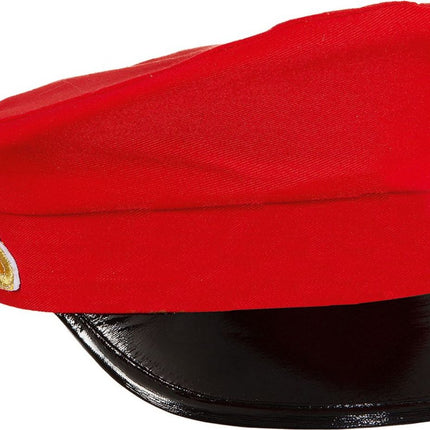 Czerwona czapka ze skrzydełkami