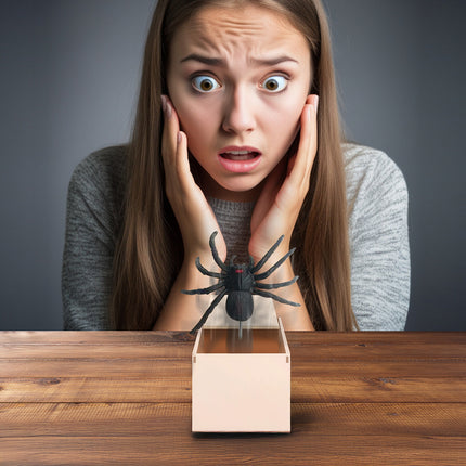 Fałszywy pająk na Halloween w pudełku