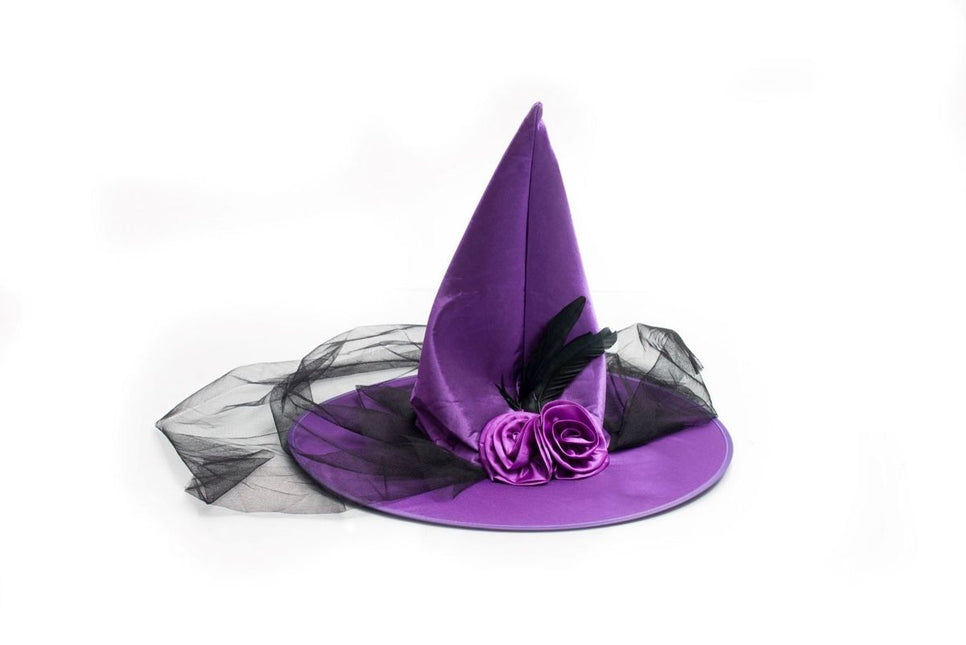 Fioletowy kapelusz czarownicy na Halloween