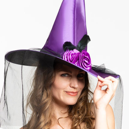 Fioletowy kapelusz czarownicy na Halloween