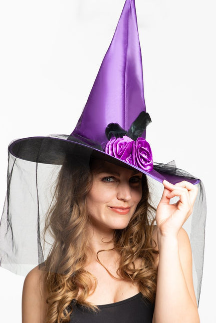 Fioletowy kapelusz czarownicy na Halloween