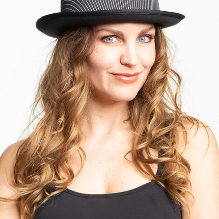 Wysoki kapelusz z czarnej satyny w paski