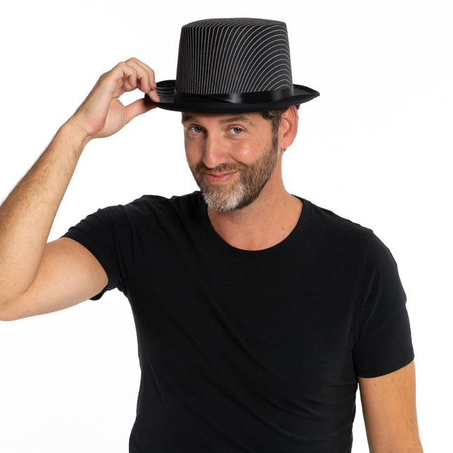 Wysoki kapelusz z czarnej satyny w paski