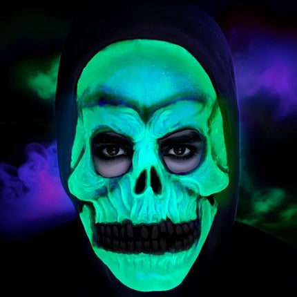 Maska na Halloween w kształcie czaszki z kapturem, świecąca w ciemności