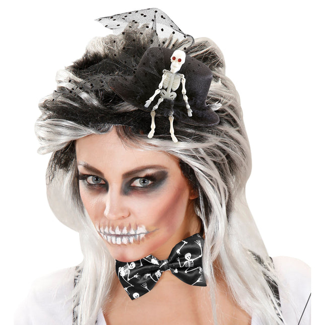 Szkielet z kokardą na Halloween