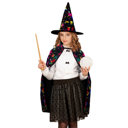 Dziecięcy magik w pelerynie na Halloween