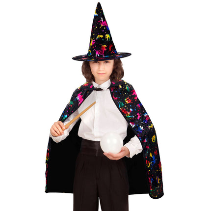 Dziecięcy magik w pelerynie na Halloween