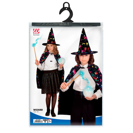 Dziecięcy magik w pelerynie na Halloween