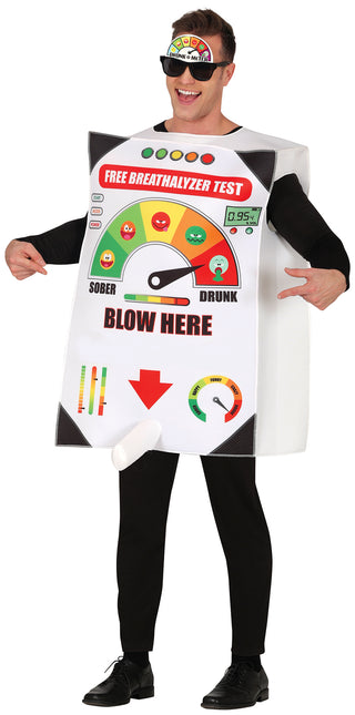 Alkomat w policyjnym kombinezonie