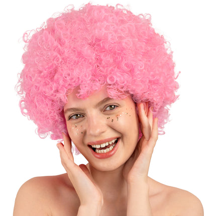 Różowa peruka afro