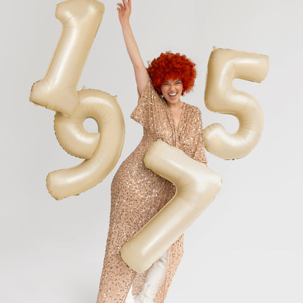 Czerwona peruka afro