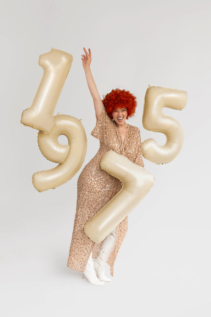 Czerwona peruka afro
