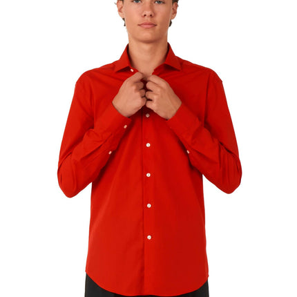 Nastolatek w czerwonej koszuli <tc>OppoSuits</tc>