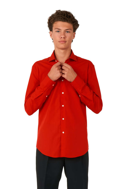 Nastolatek w czerwonej koszuli <tc>OppoSuits</tc>