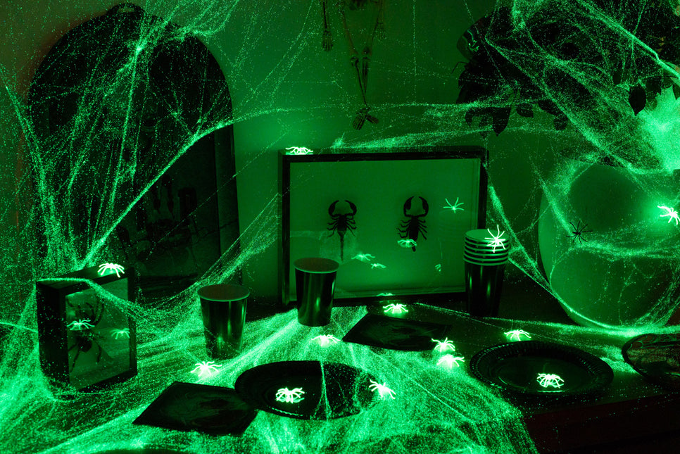 Halloweenowa pajęcza sieć świecąca w ciemności