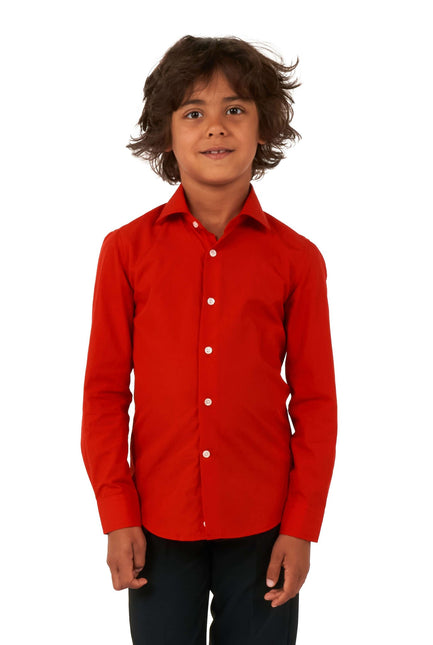 Chłopiec w czerwonej koszuli <tc>OppoSuits</tc>