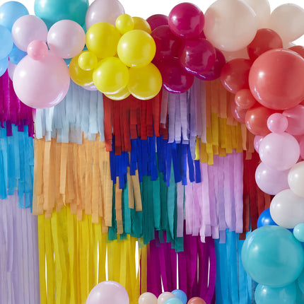 Kolorowe girlandy i balony do dekoracji ścian