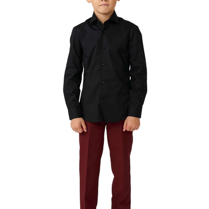 Chłopiec w czarnej koszuli <tc>OppoSuits</tc>