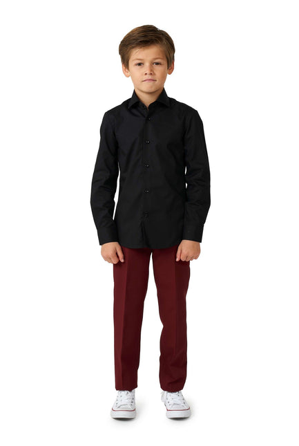 Chłopiec w czarnej koszuli <tc>OppoSuits</tc>