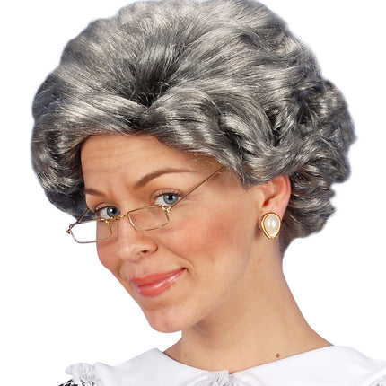 Babcia z szarą peruką