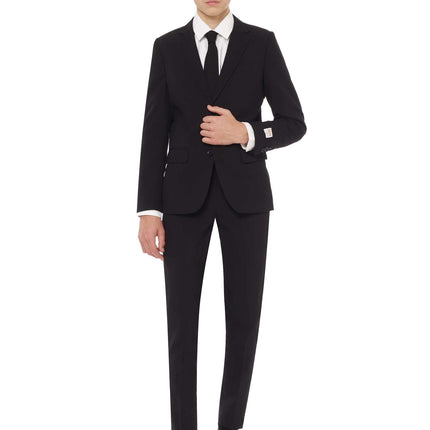 Nastolatek w czarnym garniturze <tc>OppoSuits</tc>