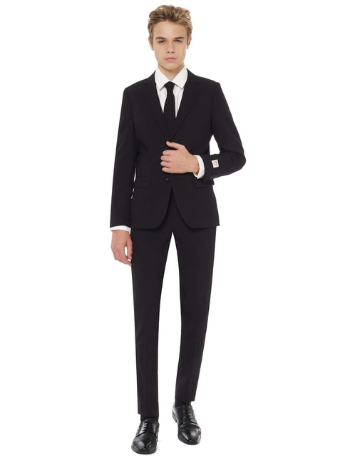 Nastolatek w czarnym garniturze <tc>OppoSuits</tc>