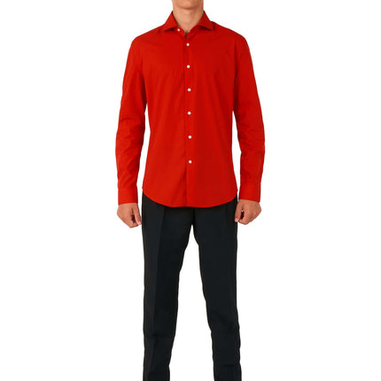 Nastolatek w czerwonej koszuli <tc>OppoSuits</tc>