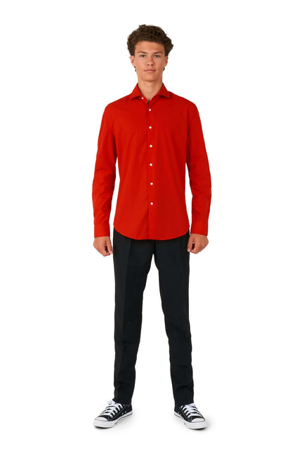 Nastolatek w czerwonej koszuli <tc>OppoSuits</tc>