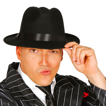Czarna czapka gangstera