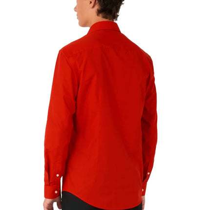 Nastolatek w czerwonej koszuli <tc>OppoSuits</tc>