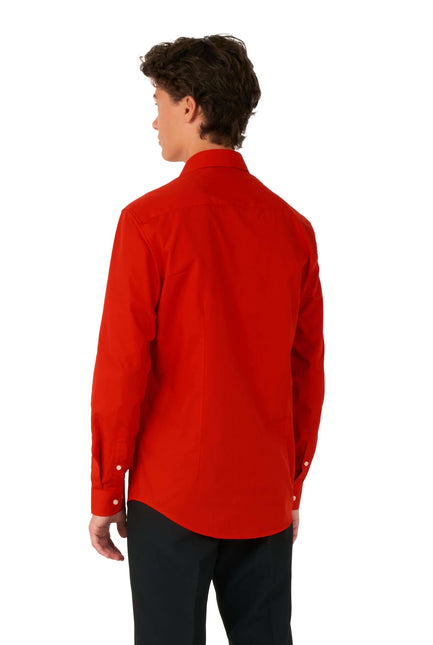 Nastolatek w czerwonej koszuli <tc>OppoSuits</tc>