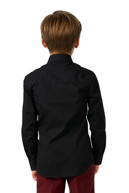 Chłopiec w czarnej koszuli <tc>OppoSuits</tc>