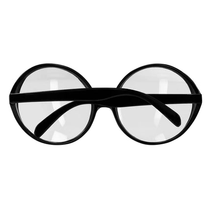 Nerd w czarnych okularach