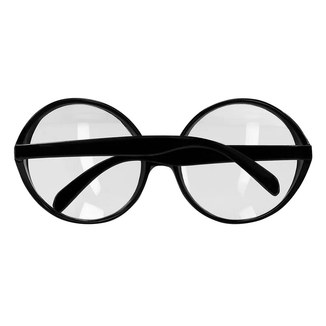 Nerd w czarnych okularach