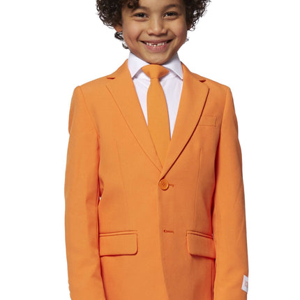 Chłopiec w pomarańczowym garniturze <tc>OppoSuits</tc>