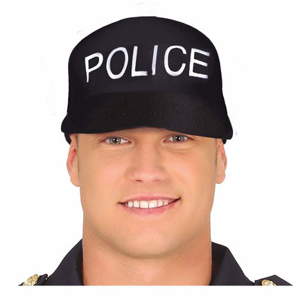 Policja w niebieskich czapkach