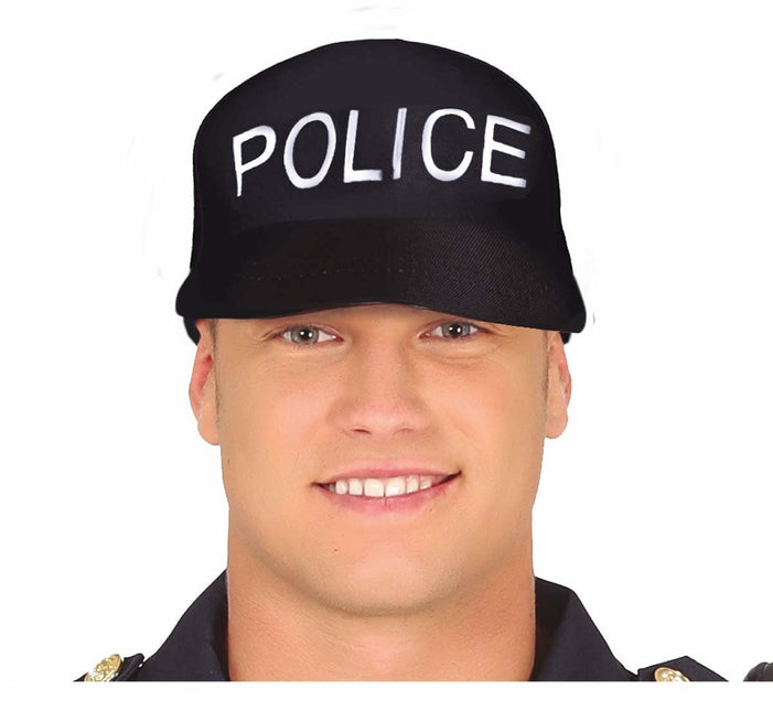 Policja w niebieskich czapkach