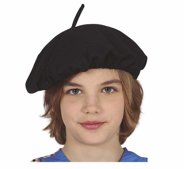 Dziecko w czarnym berecie