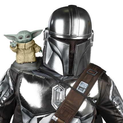 Mandalorianin z fotelem na ramię Baby Yoda