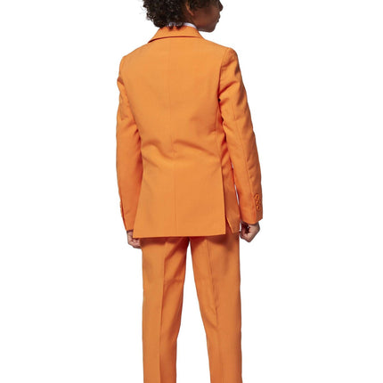 Chłopiec w pomarańczowym garniturze <tc>OppoSuits</tc>