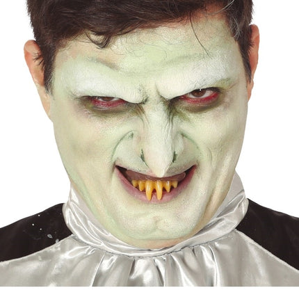 Żółte zęby wampira na Halloween