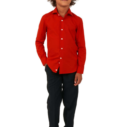 Chłopiec w czerwonej koszuli <tc>OppoSuits</tc>