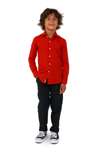Chłopiec w czerwonej koszuli <tc>OppoSuits</tc>