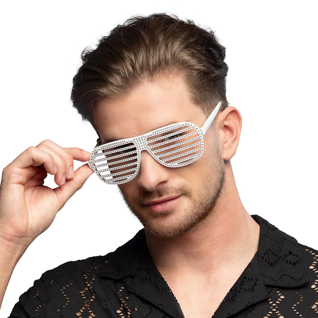 Białe okulary w paski