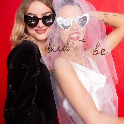 Hartvormige bril met de tekst 'Bride to Be', wit van Partydeco koop je bij Partywinkel