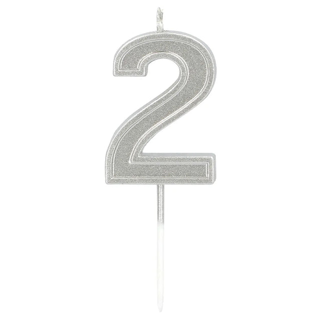Kaarsje Elegant '2' zilver op prikker (3 x 4,2 x 0,7 cm) van Boland koop je bij Partywinkel