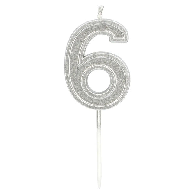 Kaarsje Elegant '6' zilver op prikker (3 x 4,2 x 0,7 cm) van Boland koop je bij Partywinkel