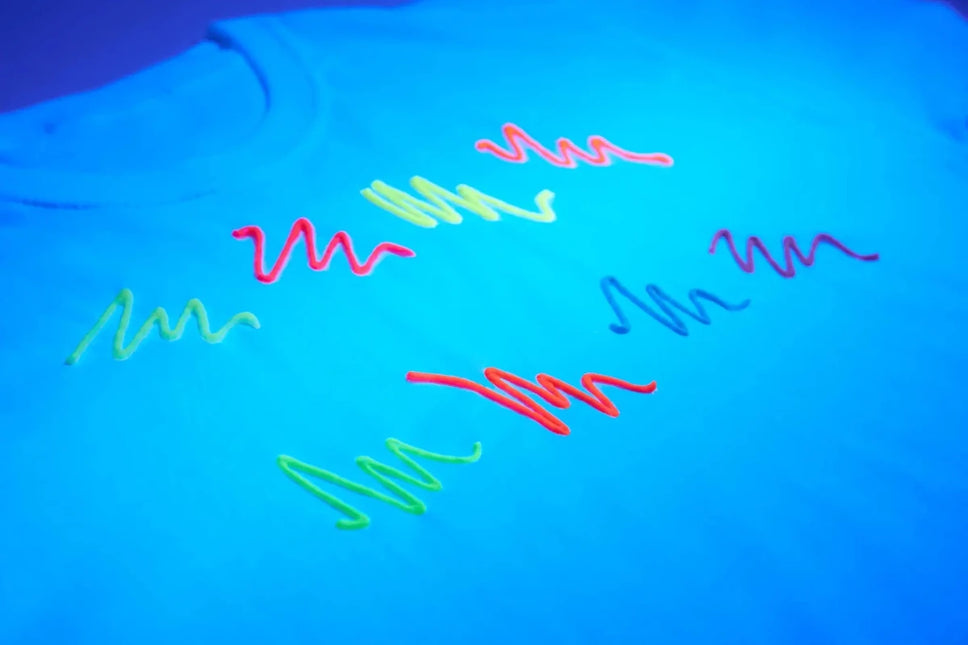 Moon Glow Glow in the Dark Fabric Paint Red 30ml van Moon Creations koop je bij Partywinkel