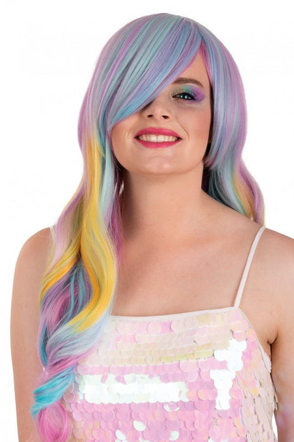 Pruik Selena Lang Met Krullen Pastel Regenboog Met Schuine Pony van PartyXplosion koop je bij Partywinkel